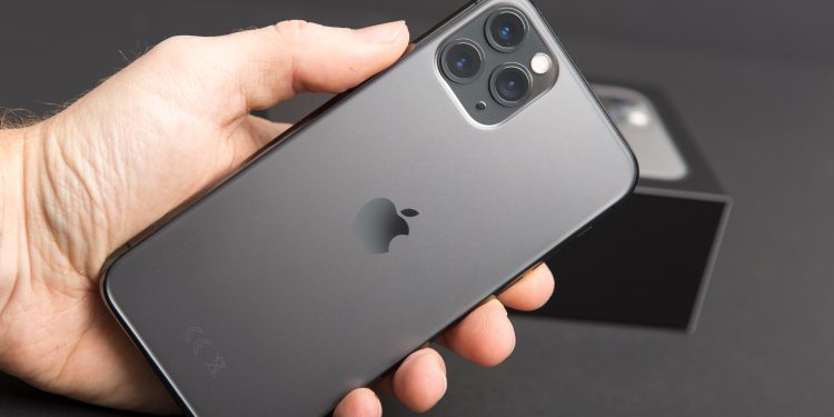 Warren Buffett cautions against buying Apple stock: find out more