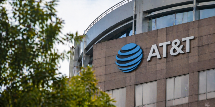 Why is AT&T stock in red despite Q1 earnings that fired on all cylinders?