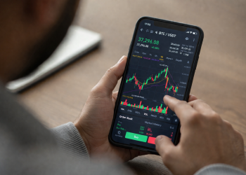 Charles Schwab announcement sinks Robinhood stock