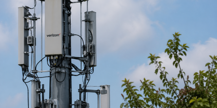 Verizon stock: why are investors ignoring Q1 revenue miss