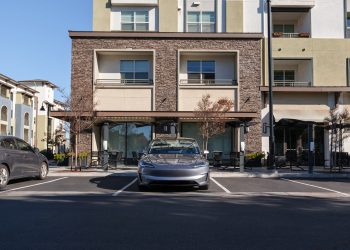 Tesla stock is surging around 4% today: is it time to buy?