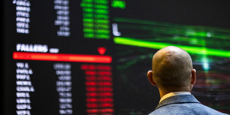 London stocks fall as US moves to blockade Iran, oil tops $100