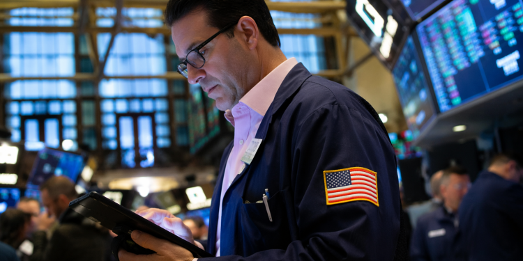 US stocks extend rally as earnings season unfolds