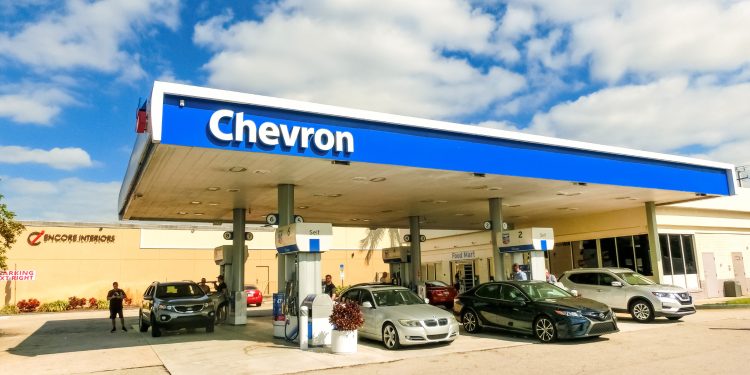 Chevron Q1 beats EPS estimates, shares slip 1% on profit weakness