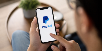 PayPal stock drops 10%: can AI savings revive growth?