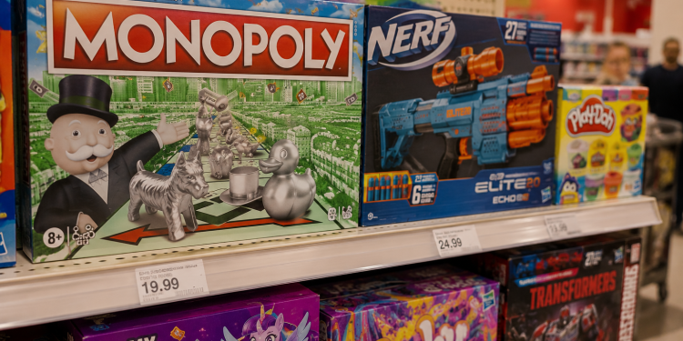 Why is Hasbro stock the worst S&P 500 performer today despite earnings beat?