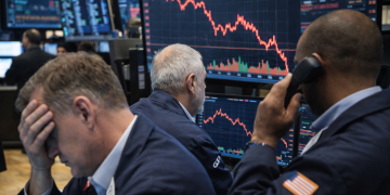 Dow slides 400 points as rising yields and oil prices hit tech stocks