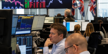 UK stocks flat as Starmer uncertainty hits sentiment