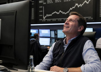Europe markets edge up as oil concerns keep investors cautious