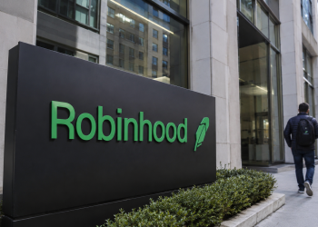 Robinhood stock gains as analysts back growth despite layoffs