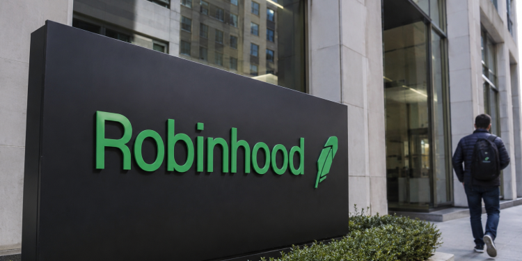 Robinhood stock gains as analysts back growth despite layoffs