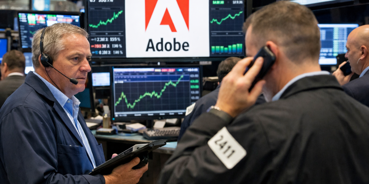 Cheap Adobe stock has formed a risky pattern: will it crash after earnings?