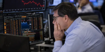UK equities hover at three-week lows as investors assess global risks