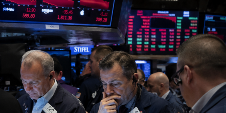 AI stock selloff deepens despite Iran peace hopes even as oil, gold prices fall