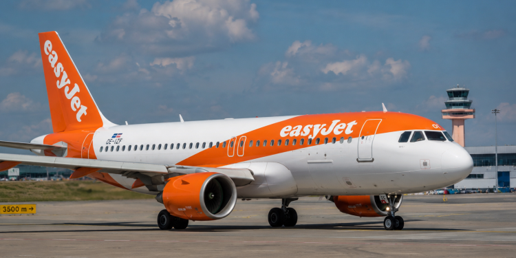 easyJet share price in focus as Apollo tables richer bid to outflank Castlelake