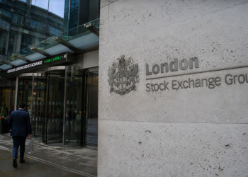 London stocks edge lower as geopolitical concerns offset gains in midcaps