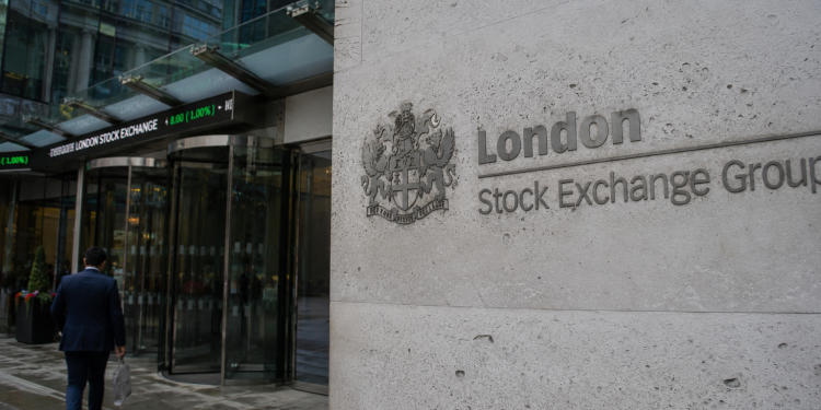 London stocks edge lower as geopolitical concerns offset gains in midcaps