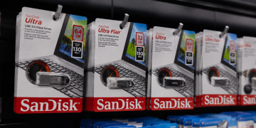 Why is SanDisk stock slipping despite massive Q2 beat?