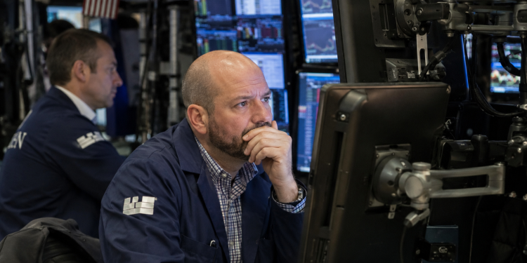 Dow falls 454 points as earnings, Hormuz tensions weigh on Wall Street