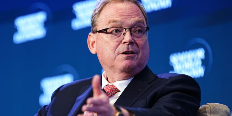 Hassett kept up to $5 million Coinbase stake as Trump reshaped crypto policy
