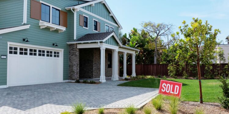 Nearly 10% of borrowers opted for riskier mortgages last week, as rates soared over 7%