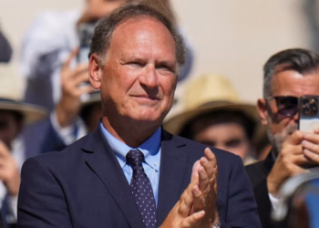 Alito steps aside in a major climate case after scrutiny over oil stock holdings
