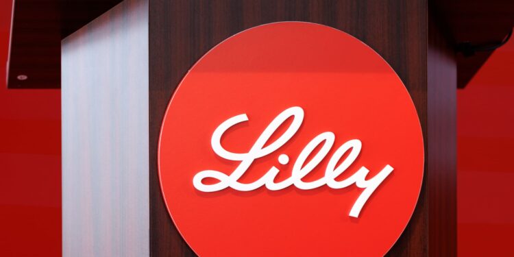 Eli Lilly says closely watched combo obesity regimen boosts weight loss in mid-stage trial